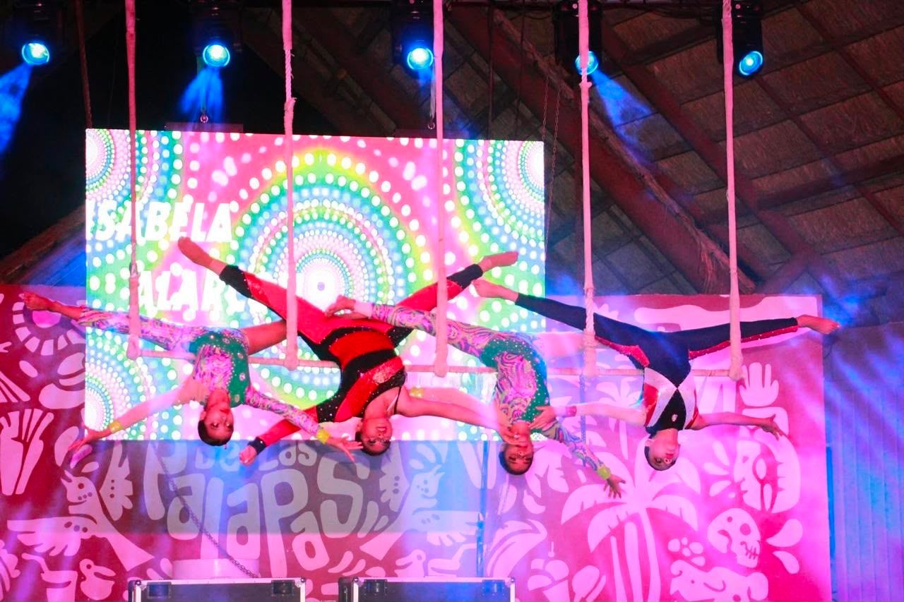 Alumnas de aéreo en trapecio en un festival