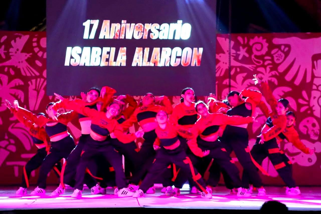Grupo de urbano de Jazz Estudio Isabela Alarcón en el escenario del 17 aniversario